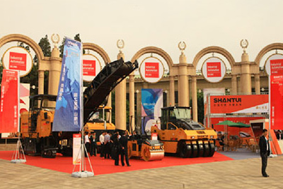 神彩网参加在北京举办的“第十二届中国国际交通技术与设备展览会”，并借助展会平台举办了筑养路设备新品发布会。